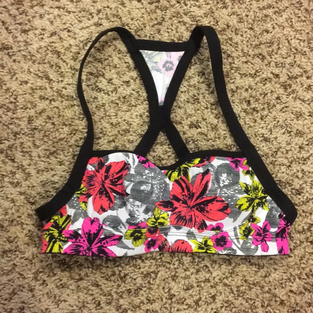 Victoria’s Secret 32A VSX sports bra gently worn